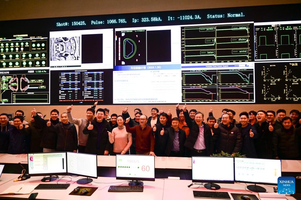 Miembros de la división de Física y Operaciones Experimentales del Tokamak Superconductor Avanzado Experimental (EAST, por siglas en inglés) festejan el éxito de un experimento, en Hefei, en la provincia de Anhui, en el este de China, el 20 de enero de 2025. El EAST apodado como "sol artificial" de China, mantuvo el lunes una operación de plasma de alto confinamiento en estado estacionario durante notables 1.066 segundos, estableciendo un nuevo récord mundial y marcando un gran avance en la búsqueda de la generación de energía de fusión. La duración de 1.000 segundos es considerada un paso clave en la investigación de la fusión. El avance, logrado por el Instituto de Física de Plasma de la Academia de Ciencias de China, mejoró en gran medida el anterior récord mundial de 403 segundos, que también había sido establecido por el EAST en 2023. (Xinhua/Zhou Mu)