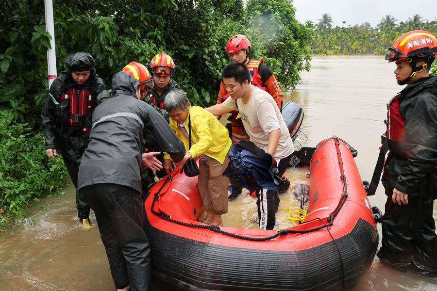 Imagen del 30 de octubre de 2024 de rescatistas evacuando a residentes afectados por la inundación, en la aldea de Xinhua del poblado de Zhongyuan, en la ciudad de Qionghai, en la provincia de Hainan, en el sur de China. (Xinhua/Zhang Liyun) 