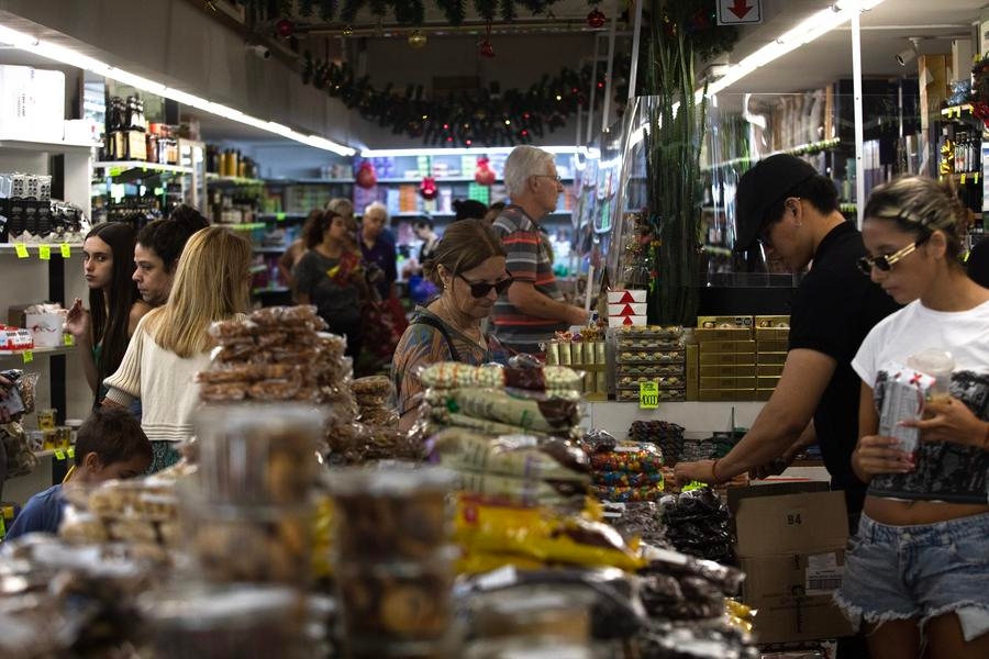 Personas compran dulces en un depósito de dulces durante el último día del año, en la ciudad de Buenos Aires, capital de Argentina, el 31 de diciembre de 2024. (Xinhua/Martín Zabala) 