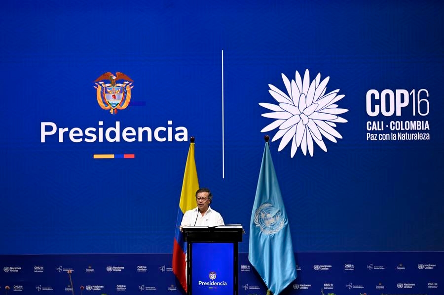 Imagen del 20 de octubre de 2024 del presidente colombiano, Gustavo Petro, pronunciando un discurso durante la ceremonia inaugural de la Conferencia de la Biodiversidad COP16, en la ciudad de Cali, Colombia. (Xinhua/Li Muzi) 