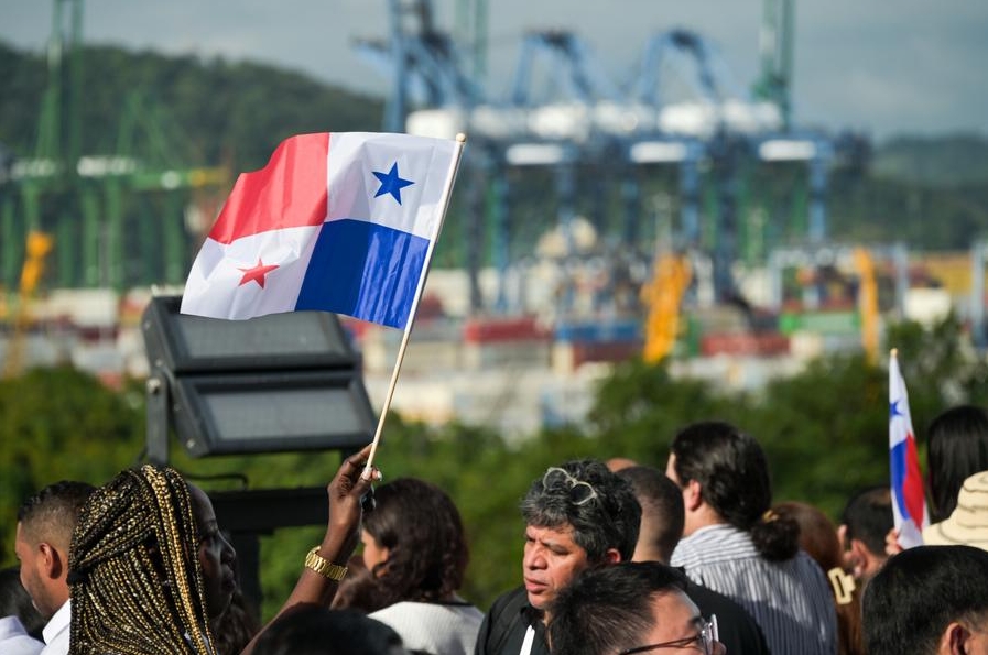 Imagen del 31 de diciembre de 2024 de personas participando en una ceremonia para celebrar el 25° aniversario de la devolución del Canal de Panamá, en la Ciudad de Panamá, Panamá. (Xinhua/Chen Haoquan) 