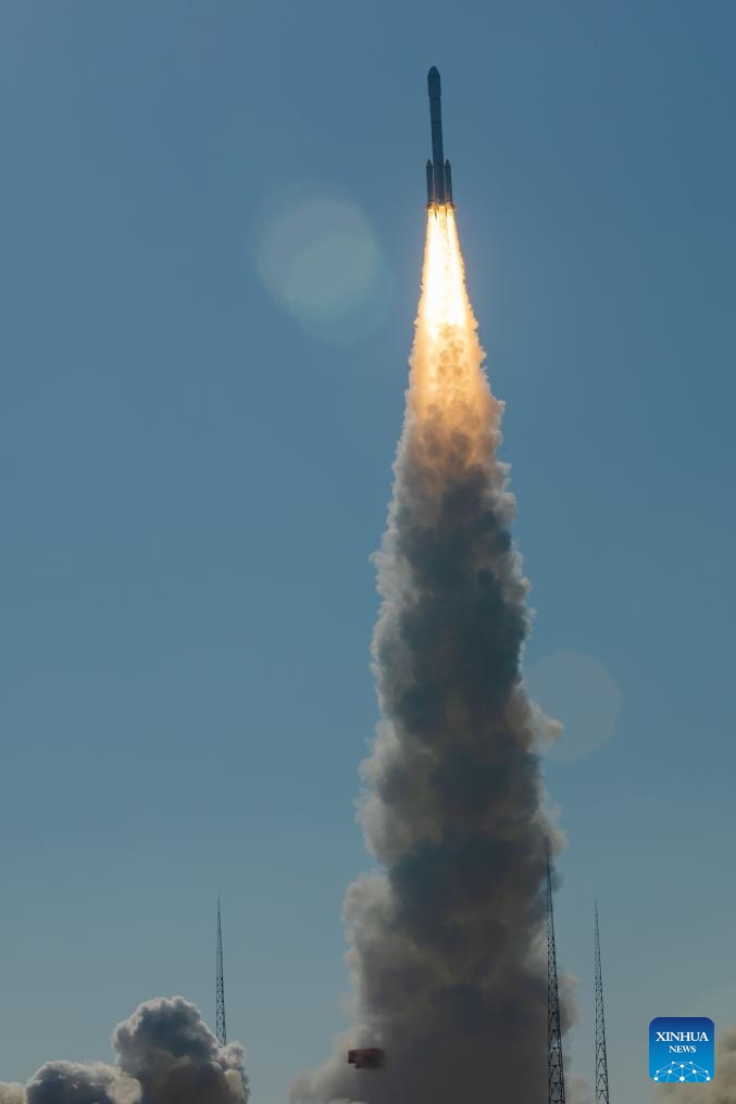 China lanza con éxito nuevo grupo de satélites