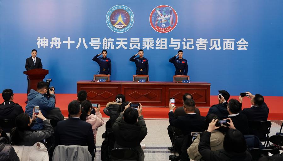 Los astronautas Ye Guangfu (2-d), Li Cong (d) y Li Guangsu (3-d) de la misión tripulada china Shenzhou-18 se reúnen con la prensa, en Beijing, capital de China, el 8 de enero de 2025. (Xinhua/Su Dong) 