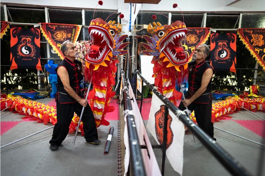 Imagen del 22 de enero de 2025 del maestro Germán Bermúdez de la escuela Lung Chuan sosteniendo la cabeza del dragón previo a su participación en las festividades del próximo Año Nuevo Lunar chino, en la ciudad de Buenos Aires, capital de Argentina. (Xinhua/Martín Zabala)