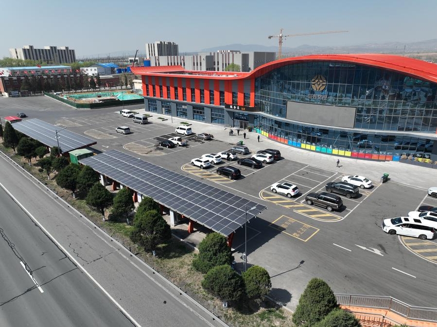 Esta foto de archivo muestra instalaciones de carga de vehículos eléctricos en un área de servicio de una autopista en Taiyuan, provincia de Shanxi, en el norte de China. (Xinhua)