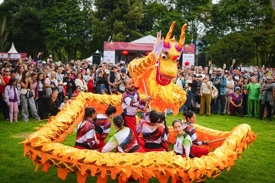 Colombianos celebran con multitudinaria asistencia Fiesta de la Primavera de China