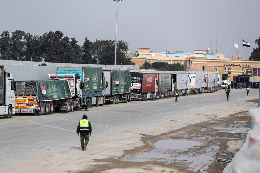 Imagen del 28 de enero de 2025 de camiones de ayuda esperando para entrar a Gaza, en el lado egipcio del cruce de Rafah. (Xinhua/Ahmed Gomaa) 