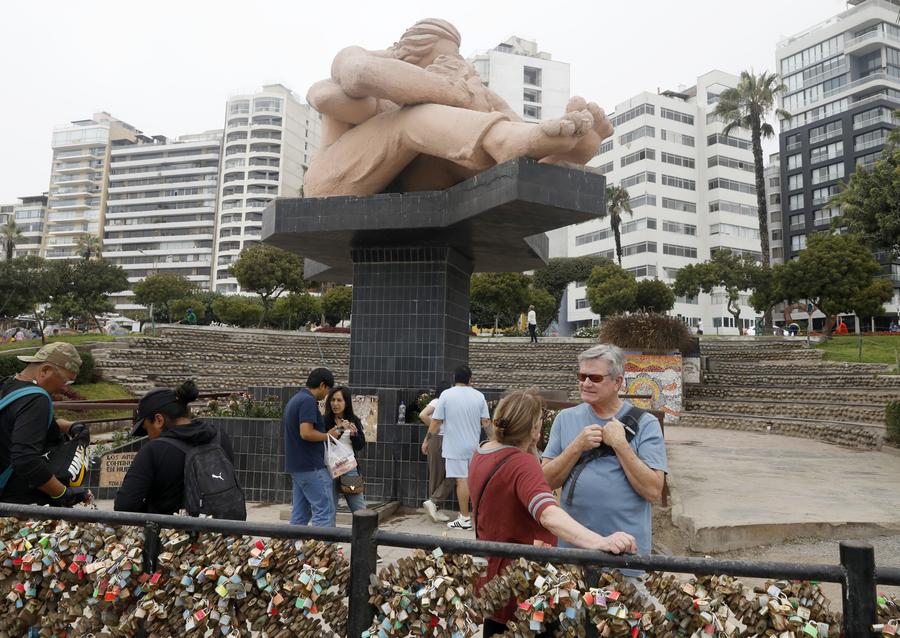 Turistas visitan el Parque del Amor en el distrito limeño de Miraflores, Perú, el 31 de enero de 2025. (Xinhua/Mariana Bazo)