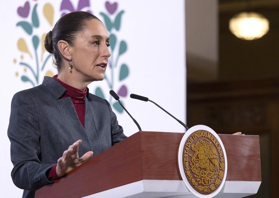 Imagen cedida por la Presidencia de México de la presidenta mexicana, Claudia Sheinbaum, hablando durante su conferencia de prensa matutina en Palacio Nacional, en la Ciudad de México, capital de México, el 29 de enero de 2025. (Xinhua/Presidencia de México)