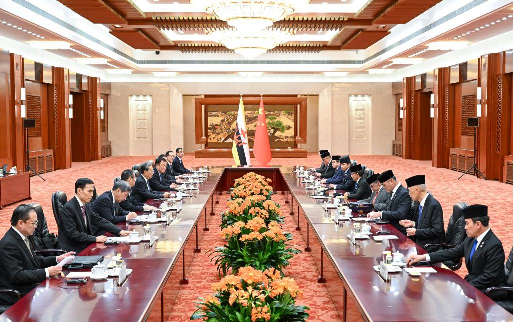 Máximo legislador de China se reúne con sultán de Brunei