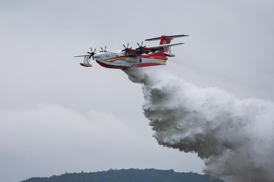 Un avión AG600M realiza una demostración de su función de lanzamiento de agua en la 14ª Exposición Internacional Aeronáutica y Aeroespacial de China, en Zhuhai, en la provincia meridional de Guangdong, el 8 de noviembre de 2022. (Xinhua/Liu Dawei)
