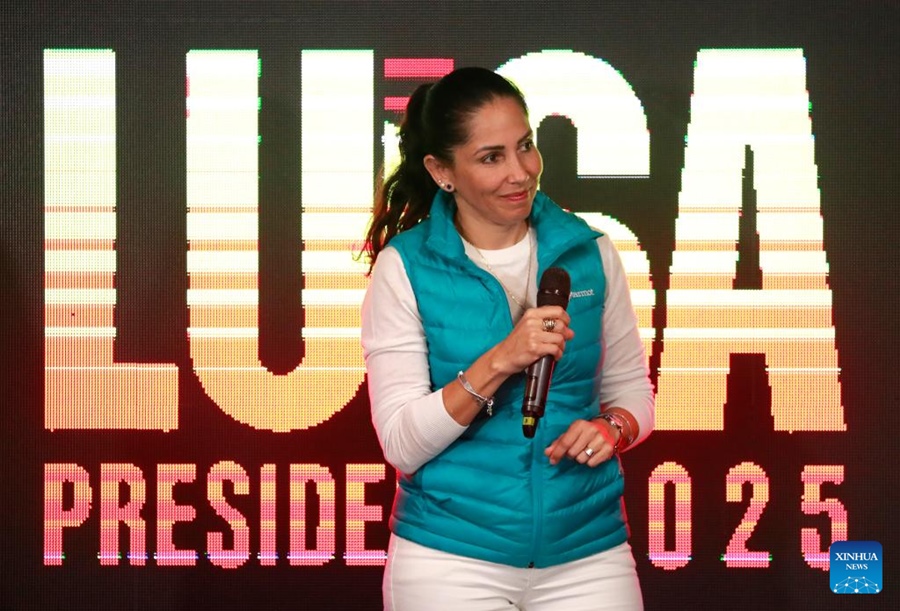 La candidata a la Presidencia de Ecuador, Luisa González, por el partido Movimiento Revolución Ciudadana, participa durante una conferencia de prensa al término de las elecciones presidenciales y legislativas, en Quito, Ecuador, el 9 de febrero de 2025. El presidente ecuatoriano y candidato a la reelección, Daniel Noboa, y Luisa González pasarían a una segunda vuelta presidencial en Ecuador, escrutado el 69 por ciento de actas de la primera vuelta celebrada este domingo, según los resultados oficiales difundidos por el Consejo Nacional Electoral. (Xinhua/Ricardo Landeta)