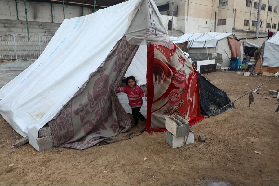 Una niña palestina es vista en una tienda de campaña que sirve como refugio temporal en el estadio Al-Yarmouk, en la Ciudad de Gaza, el 5 de febrero de 2025. (Xinhua/Rizek Abdeljawad)