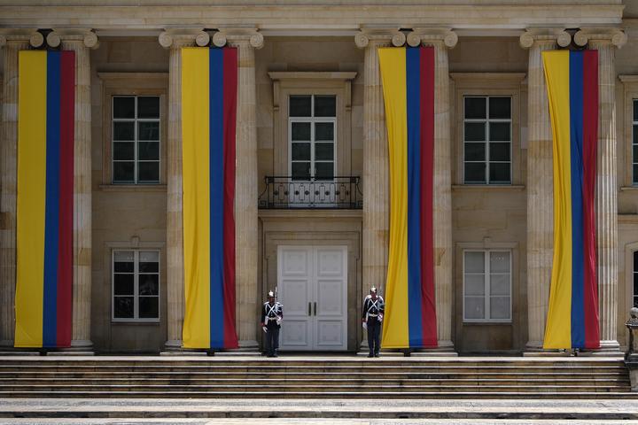 Elementos de la Guardia Presidencial montan guardia en la Casa de Nariño, en Bogotá, capital de Colombia, el 12 de agosto de 2022. (Xinhua/Jhon Paz)