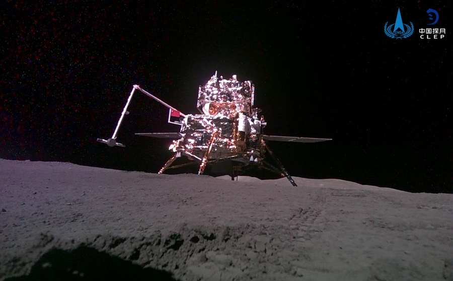 Esta fotografía, tomada y transmitida a la Tierra de forma autónoma por un miniexplorador lanzado desde la combinación del módulo de aterrizaje y ascenso de la sonda Chang'e-6, muestra una vista de la propia combinación sobre la superficie lunar, el 3 de junio de 2024. (Xinhua/Cortesía)