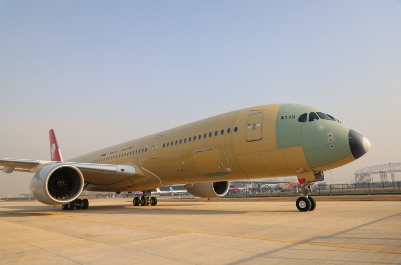 Esta foto, tomada el 11 de febrero de 2025, muestra un avión Airbus A350 sin librea en la municipalidad septentrional china de Tianjin. (Xinhua)