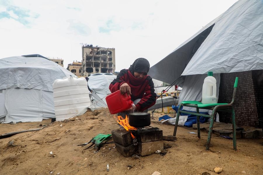 Una palestina es vista entre tiendas de campaña para familias desplazadas, en la Ciudad de Gaza, el 10 de febrero de 2025. (Xinhua/Rizek Abdeljawad)