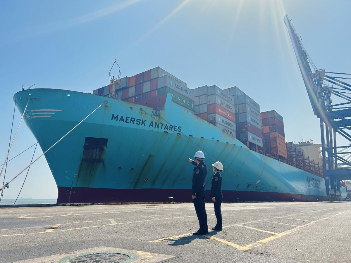 El buque Maersk Antares atracó en la terminal de la fase II del puerto de Nansha el martes, marcando la apertura y operación oficial de una nueva ruta a Estados Unidos desde la parte continental de China. [Foto proporcionada a chinadaily.com.cn]