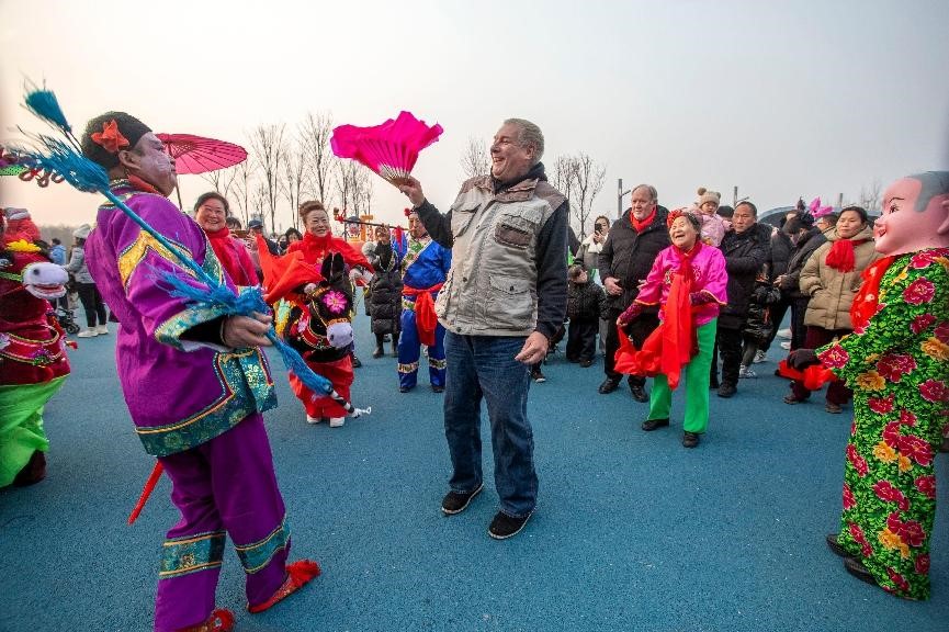 Turistas extranjeros participan en la danza Yangge en un parque en Handan, provincia de Hebei, en el norte de China, el 2 de febrero de 2025. (Foto de Nie Changqing/Diario del Pueblo digital)