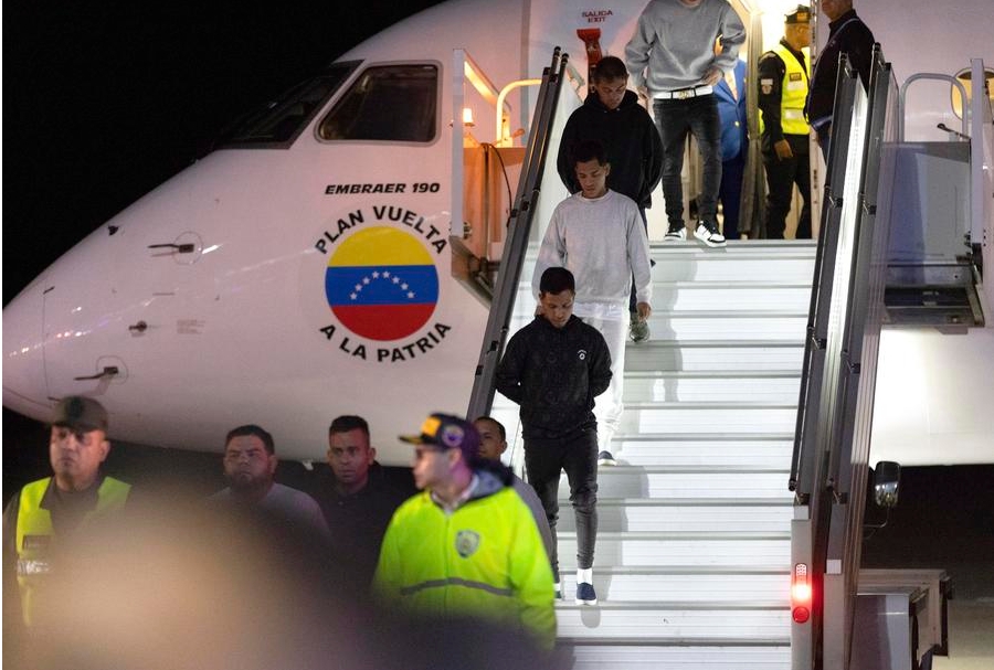 Migrantes venezolanos deportados de Estados Unidos descienden de un avión a su llegada al Aeropuerto Internacional Simón Bolívar, en Maiquetia, estado de La Guaira, Venezuela, el 10 de febrero de 2025. (Xinhua/Str) 