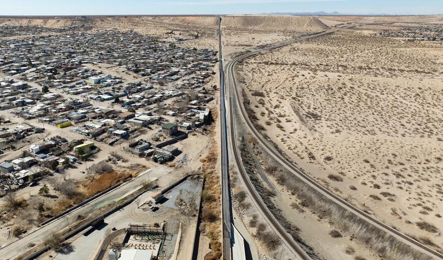 Imagen tomada con un dron el 4 de febrero de 2025 de una parte del muro fronterizo entre Estados Unidos y México, en Ciudad Juárez, en el estado de Chihuahua, México. (Xinhua/Li Mengxin)