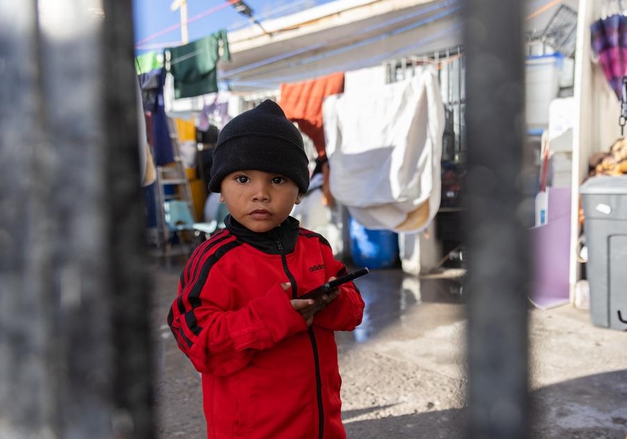 Imagen del 2 de febrero de 2025 de un niño jugando con un teléfono móvil en un albergue para migrantes, en Ciudad Juárez, en el estado de Chihuahua, México. (Xinhua/Li Mengxin) 