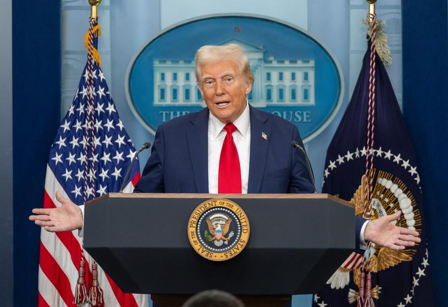 El presidente estadounidense, Donald Trump, habla durante una conferencia de prensa en la Casa Blanca, en Washington, D.C., Estados Unidos, el 30 de enero de 2025. (Xinhua/Hu Yousong) 