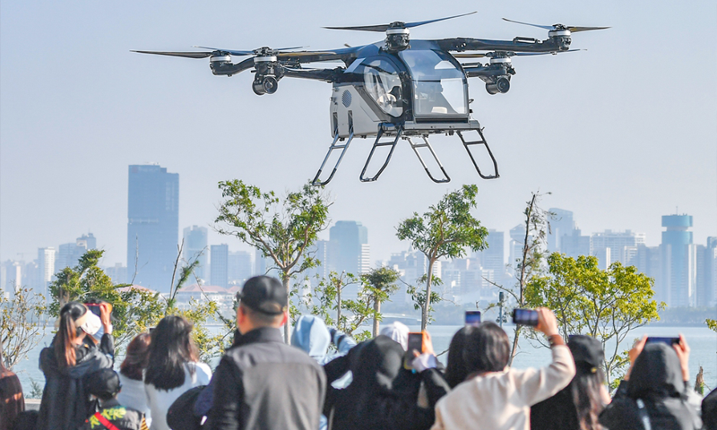 El "Carrier Terrestre", coche volador desarrollado por el fabricante chino de vehículos eléctricos XPENG, completó su primer recorrido público en Haikou, provincia de Hainan, el 21 de enero de 2025. (Foto: VCG)