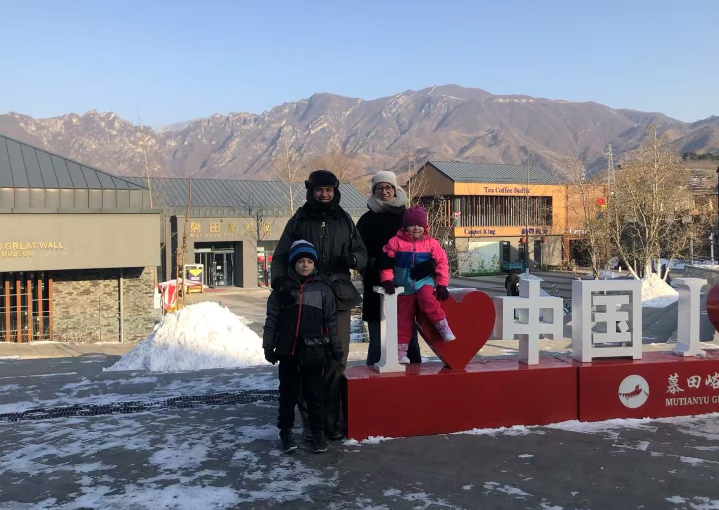 Maxi Postigo, empresario argentino, disfruta junto a su familia de las actividades de hielo y nieve en Beijing, China. (Foto: cortesía)