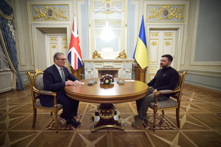 Imagen del 16 de enero de 2025 del presidente ucraniano, Volodymyr Zelensky (d), reuniéndose con el primer ministro británico, Keir Starmer, en Kiev, Ucrania. (Xinhua/Oficina Presidencial de Ucrania)