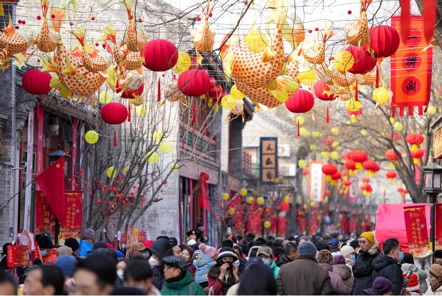 Turistas visitan la feria del templo de Changdian para celebrar la Fiesta de la Primavera en Beijing, la capital de China, el 30 de enero de 2025. (Xinhua/Ju Huanzong)