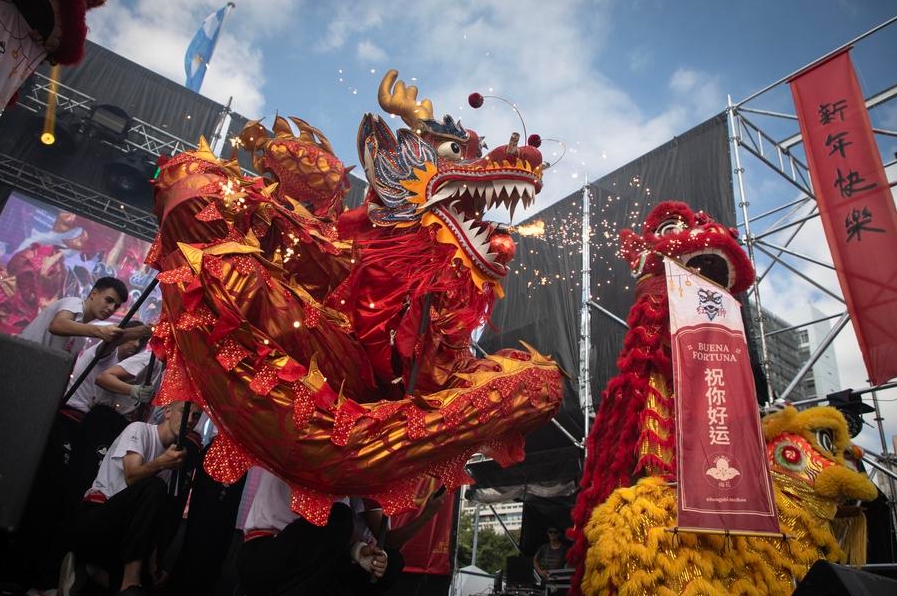 Imagen del 15 de febrero de 2025 de artistas marciales de la escuela Mei Hua de Kung Fu, realizando una danza del Dragón, durante las celebraciones por el Año Nuevo Lunar chino, en la Plaza Moreno, en la ciudad de La Plata, Argentina. (Xinhua/Martín Zabala) 