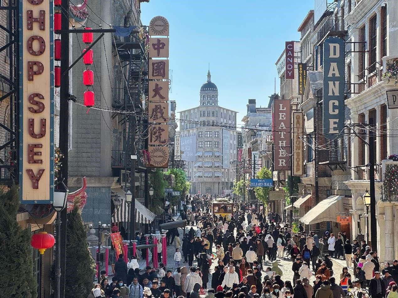 La foto, tomada el 3 de febrero de 2025, muestra a turistas visitando el estudio cinematográfico Laoling en Dezhou, provincia oriental china de Shandong, donde se filmó la película "Detective Chinatown 1900". (Foto de Guo Zhihua/Xinhua) 