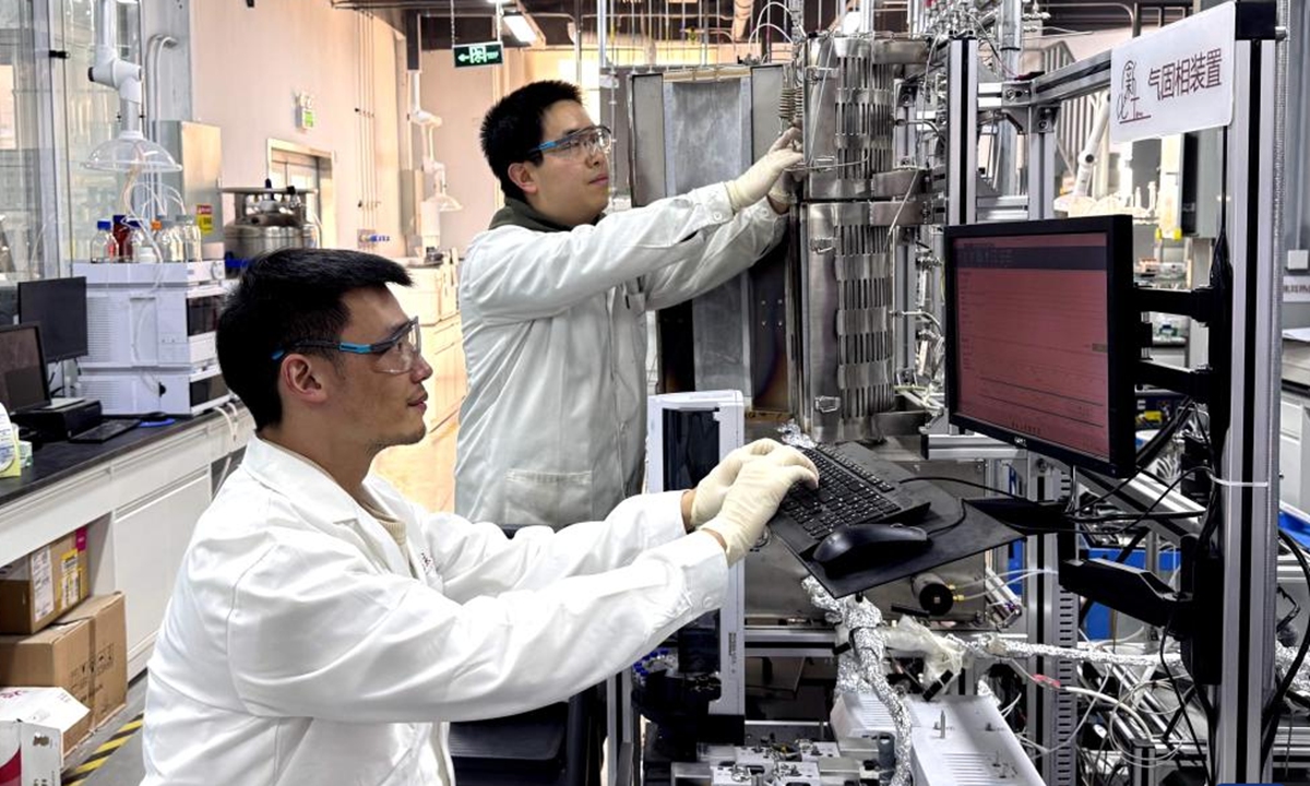 Los científicos trabajan en un nuevo método de producción de hidrógeno en un laboratorio en Beijing, capital de China, el 13 de febrero de 2025. Un equipo internacional de científicos dirigido por la Universidad de Pekín ha desarrollado un nuevo método de producción de hidrógeno que elimina las emisiones directas de dióxido de carbono (CO2). (Xinhua)