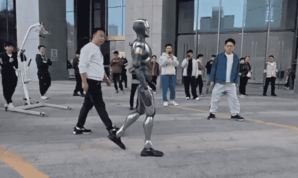 Un robot humanoide camina con pasos ágiles y fluidos por las calles de Shenzhen. Foto: captura de pantalla