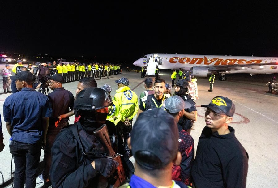 Un avión con migrantes venezolanos deportados de Estados Unidos abordo, aterriza en el Aeropuerto Internacional Simón Bolívar, en Maiquetia, estado de La Guaira, Venezuela, el 10 de febrero de 2025. (Xinhua/Str)