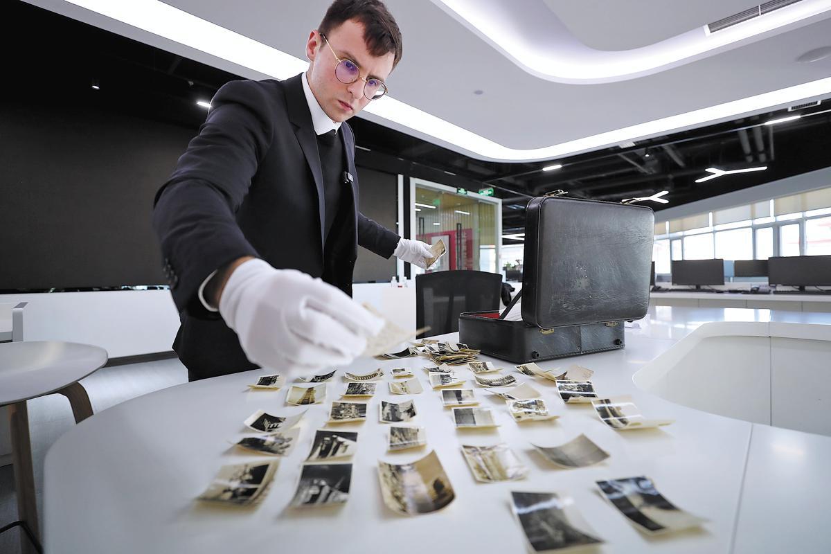 Un francés quiere donar un álbum de fotos que documenta la historia de Japón. Marcus Detrez muestra en Beijing el martes fotografías tomadas por su abuelo en Shanghai en los años 30. Las fotografías, que Detrez donará a China, dan testimonio de las atrocidades cometidas por los soldados japoneses durante la Guerra de Resistencia contra la Agresión Japonesa (1931-45). ZHANG WEI/CHINA DAILY