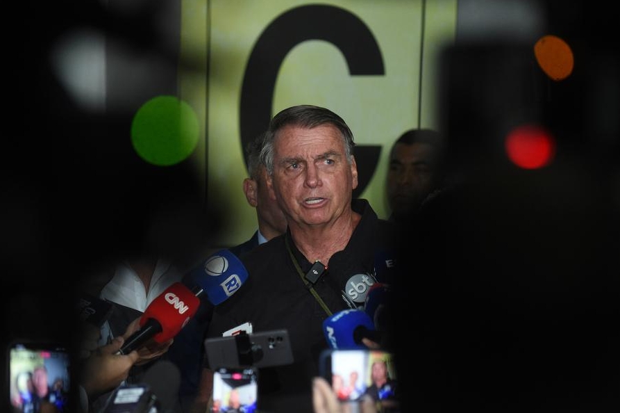 Imagen del 25 de noviembre de 2024 del expresidente brasileño Jair Bolsonaro hablando durante una conferencia de prensa, a su llegada al Aeropuerto Internacional de Brasilia, en Brasilia, Brasil. (Xinhua/Lucio Tavora)