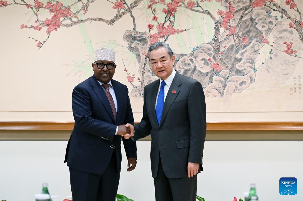 Cancilleres de China y Somalia se reúnen para hablar sobre lazos bilaterales