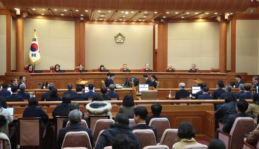 Imagen del 18 de febrero de 2025 de representantes legales del presidente detenido de República de Corea, Yoon Suk-yeol, asistiendo a la novena audiencia del juicio de destitución contra Yoon en el Tribunal Constitucional, en Seúl, República de Corea. (Xinhua/Yao Qilin)