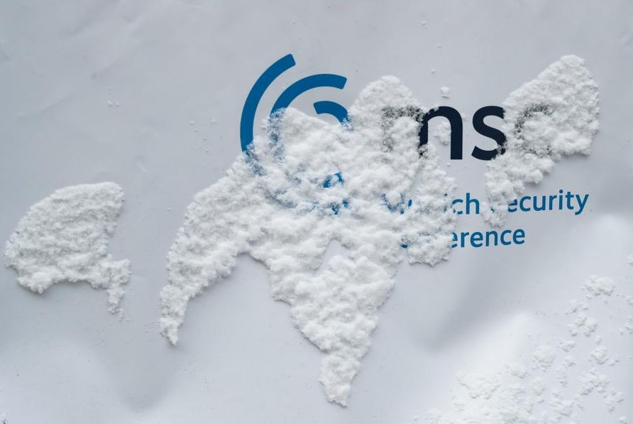 Imagen del logotipo de la Conferencia de Seguridad de Múnich cubierto por nieve, en Múnich, Alemania, el 16 de febrero de 2025. La Conferencia de Seguridad de Múnich, de tres días de duración concluyó aquí el domingo. (Xinhua/Zhang Fan) 