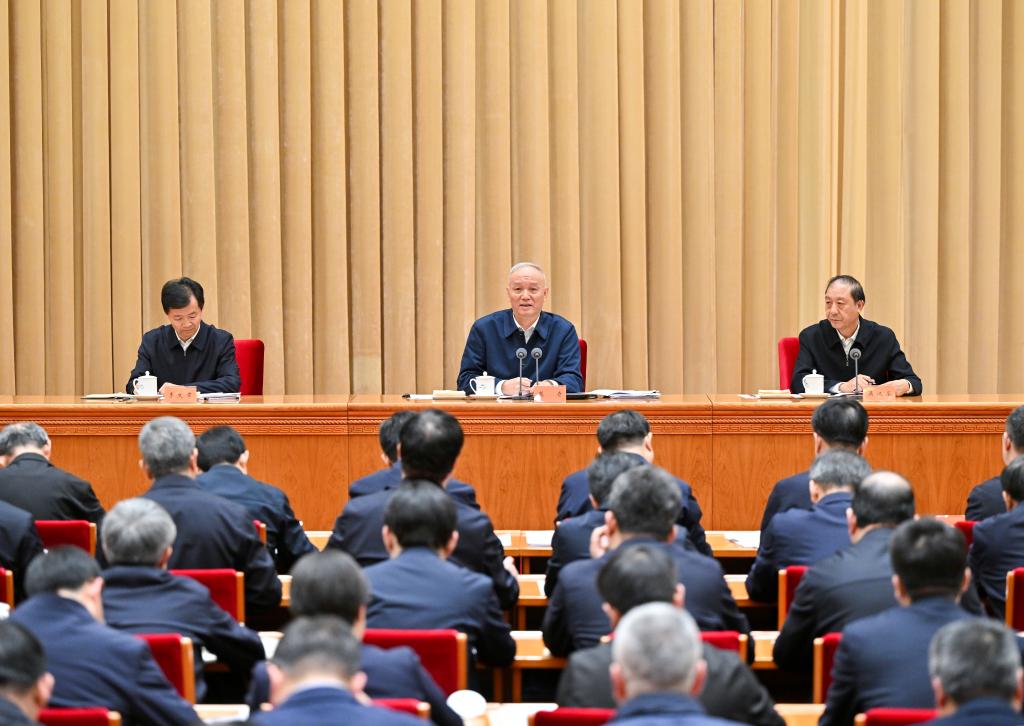 Cai Qi, miembro del Comité Permanente del Buró Político del Comité Central del Partido Comunista de China (PCCh) y miembro del Secretariado del Comité Central del PCCh, habla en una reunión a la que asisten los jefes de los departamentos de trabajo social, en Beijing, capital de China, el 20 de febrero de 2025. (Xinhua/Yue Yuewei)