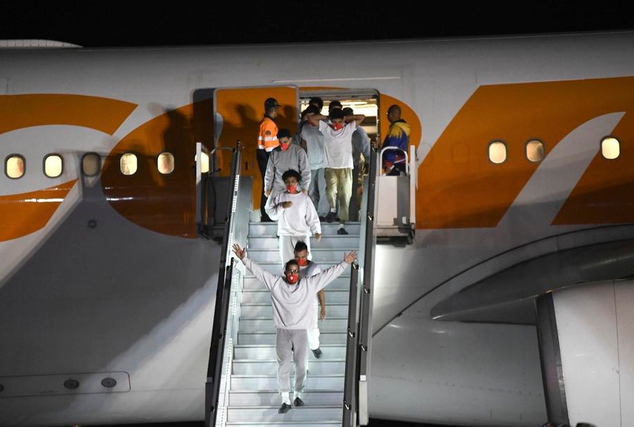 Un ciudadano venezolano deportado de Estados Unidos festeja mientras desciende de un avión a su llegada al Aeropuerto Internacional Simón Bolívar, en Maiquetía, estado de La Guaira, Venezuela, el 20 de febrero de 2025. (Xinhua/Marcos Salgado)