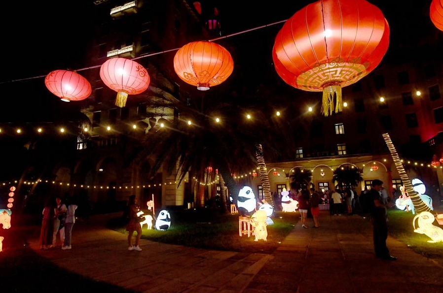 Imagen del 13 de febrero de 2025 de personas asistiendo a una exposición de lámparas utilizadas en el Festival de las Linternas durante la XV Bienal de La Habana en los jardines del Hotel Nacional de Cuba, en La Habana, capital de Cuba. (Xinhua/Joaquín Hernández) 