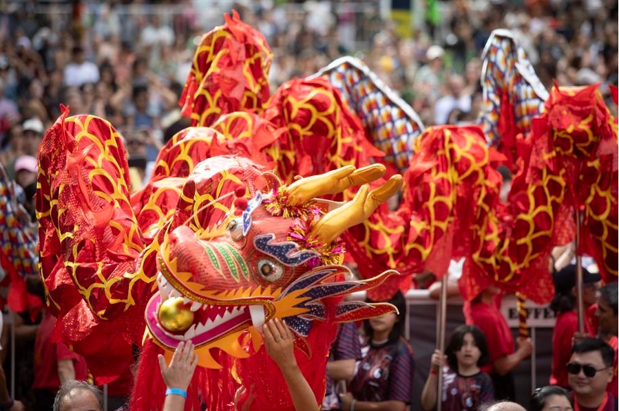 Imagen del 26 de enero de 2025 de artistas marciales de la escuela Lung Chuang presentando la danza del dragón durante las celebraciones del Año Nuevo Lunar chino, en la Plaza Parques Nacionales Argentinos, en la ciudad de Buenos Aires, capital de Argentina. (Xinhua/Martín Zabala)