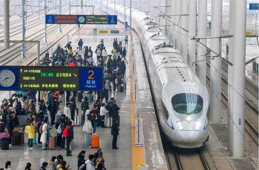 Pasajeros esperan para abordar un tren en la estación ferroviaria de Luoyang Longmen en Luoyang, provincia central china de Henan, el 22 de febrero de 2025. (Zhang Yixi/Xinhua). 