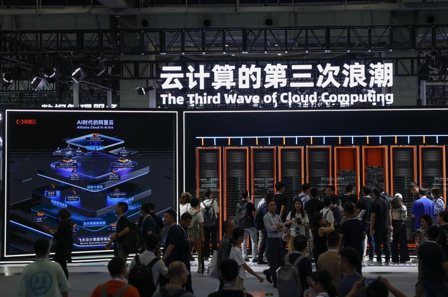 Visitantes conocen los productos de computación en la nube y sus aplicaciones en la Conferencia APSARA 2024 en Hangzhou, en la provincia oriental china de Zhejiang, el 19 de septiembre de 2024. (Xinhua/Huang Zongzhi)