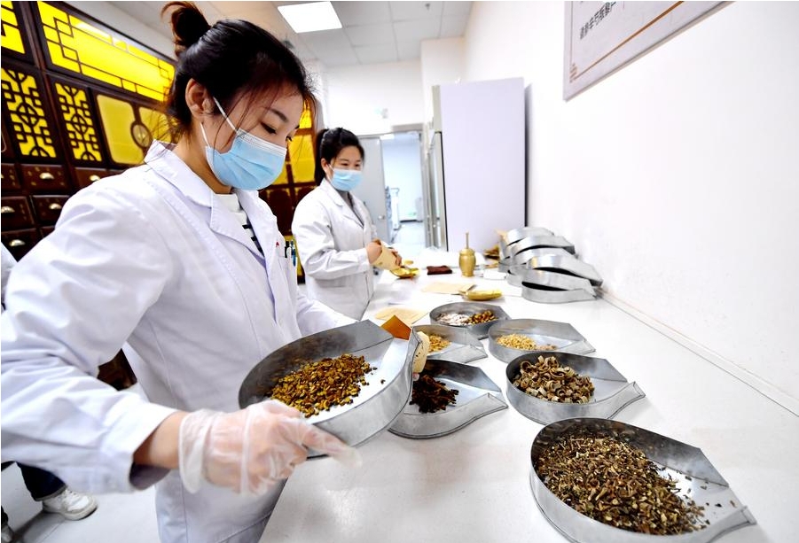 Empleadas trabajan en una farmacia de medicina tradicional china en la ciudad de Shenzhou, de la provincia de Hebei, en el norte de China, el 19 de febrero de 2025. (Xinhua/Wang Xiao)