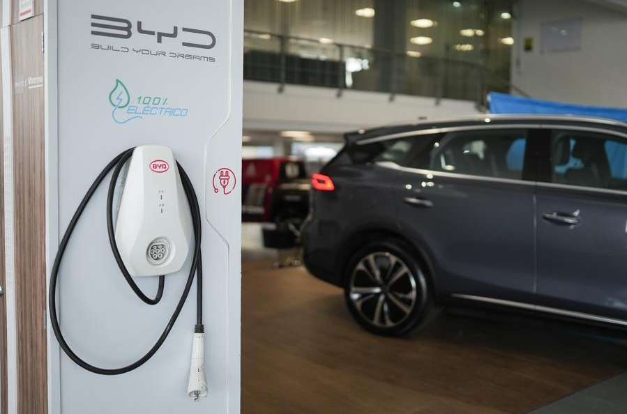 Imagen del 24 de febrero de 2025 de un cargador de automóviles eléctricos en las instalaciones del fabricante chino de vehículos eléctricos BYD, en la ciudad de Bogotá, Colombia. (Xinhua/Andrés Moreno) 