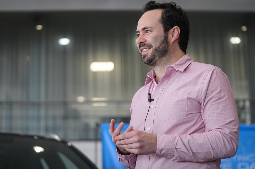 Imagen del 24 de febrero de 2025 del gerente de BYD Autos para Colombia, Nicolás Behar, participando en una entrevista en las instalaciones del fabricante chino de vehículos eléctricos BYD, en la ciudad de Bogotá, Colombia.(Xinhua/Andrés Moreno) 